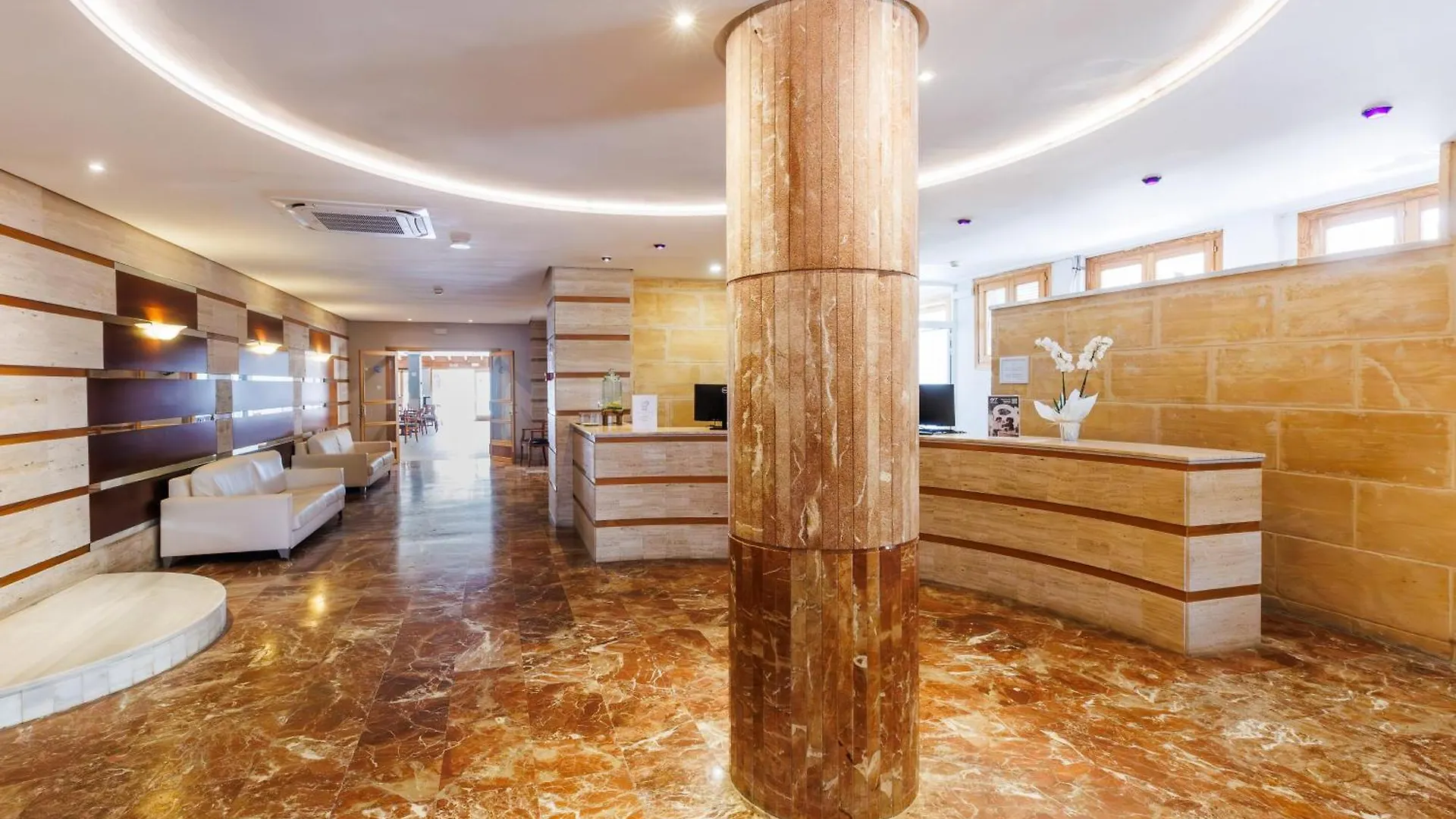 O7 Colombo Hotel S'Illot
